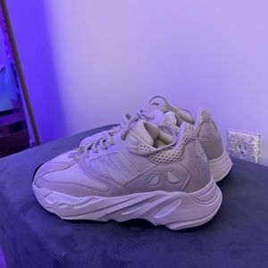 YEEZY BOOST 700